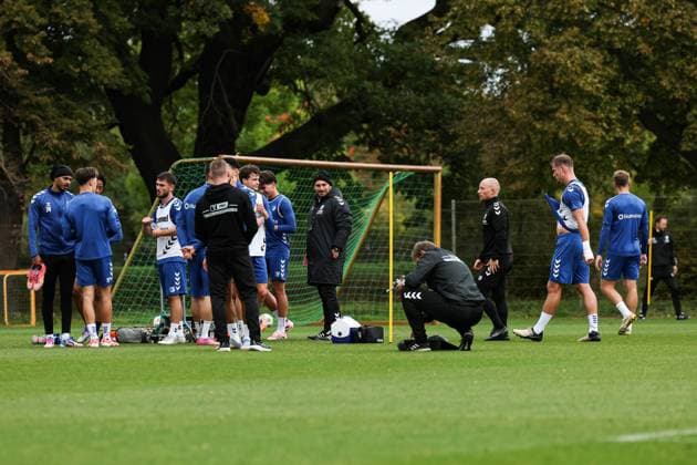 Trainer Markus Fiedler (1. FC Magdeburg) fehlt bei der öffentlichen Einheit. Das Training leiten wie hier der Co-Trainer Saban Uzun (1. FC Magdeburg) - 2. Fußball Bundesliga Saison 2025-2026 Training 1. FC Magdeburg an der Avnet Arena in Magdeburg - Fußball,Mann,Männer,Deutschland,07.10.2025