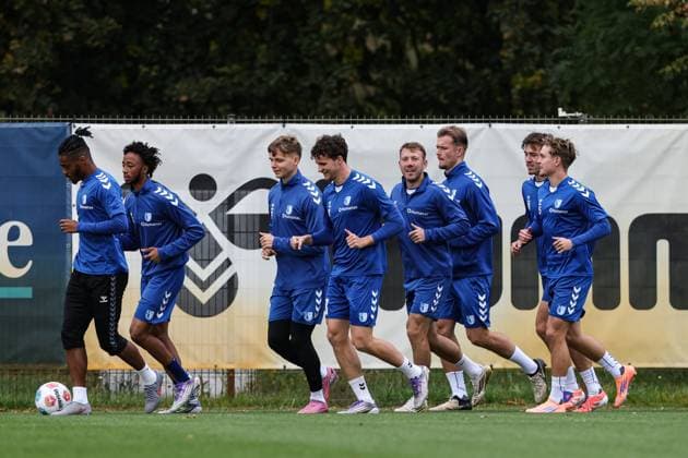 v.l. Ado Onaiwu (1. FC Magdeburg,45), Kandet Diawara (1. FC Magdeburg,39), Philipp Hercher (1. FC Magdeburg,27), Max Geschwill (1. FC Magdeburg,28), Connor Krempicki (1. FC Magdeburg,13), Alexander Ahl Holmström (1. FC Magdeburg,11), Noah Pesch (1. FC Magdeburg,10), Magnus Baars (1. FC Magdeburg,35) - 2. Fußball Bundesliga Saison 2025-2026 Training 1. FC Magdeburg an der Avnet Arena in Magdeburg - Fußball,Mann,Männer,Deutschland,07.10.2025