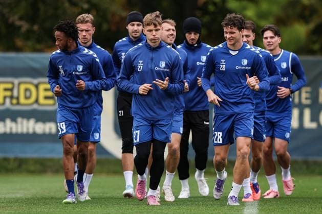 v.l. Kandet Diawara (1. FC Magdeburg,39), Philipp Hercher (1. FC Magdeburg,27), Max Geschwill (1. FC Magdeburg,28) - 2. Fußball Bundesliga Saison 2025-2026 Training 1. FC Magdeburg an der Avnet Arena in Magdeburg - Fußball,Mann,Männer,Deutschland,07.10.2025