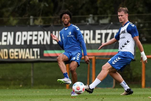 Kandet Diawara (1. FC Magdeburg,39) gegen Alexander Ahl Holmström (1. FC Magdeburg,11) - 2. Fußball Bundesliga Saison 2025-2026 Training 1. FC Magdeburg an der Avnet Arena in Magdeburg - Fußball,Mann,Männer,Deutschland,07.10.2025