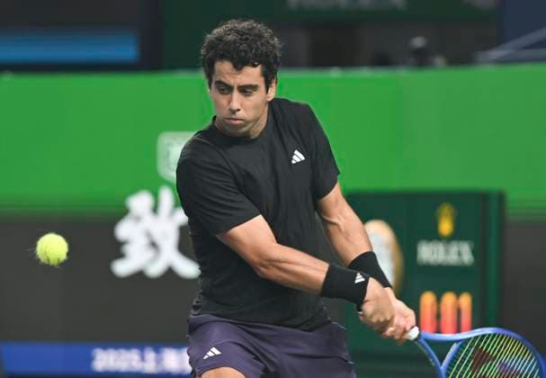 (251007) -- SHANGHAI, Oct. 7, 2025 -- Jaume Munar competes during the men s singles round of 16 match between Novak Djokovic of Serbia and Jaume Munar of Spain at the ATP, Tennis Herren World Tour Shanghai Masters tennis tournament in Shanghai, east China, Oct. 7, 2025. ) (SP)CHINA-SHANGHAI-TENNIS-ATP TOUR-SHANGHAI MASTERS-MEN S SINGLES (CN) ChenxHaoming 