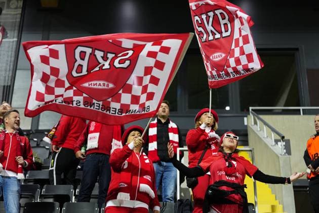 Stockholm 20251007 Brann-fans inför tisdagens andra kvalomgang till Europa cup, match 1 i bäst av 2, mellan Hammarby IF och SK Brann pa Grimsta IP. Stockholm Sverige x11288x