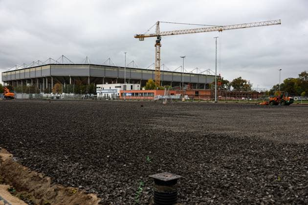 Der 1. FC Magdeburg baut sein Trainingsgelände umfassend um, inklusive eines neuen Funktionsgebäudes für das Nachwuchsleistungszentrum (NLZ) mit einer Grundsteinlegung im August 2025 und der Sanierung mehrere Trainingsplätze. Diese Maßnahmen, die sich auf eine Gesamtinvestition von über 12 Millionen Euro belaufen, sollen die Trainingsbedingungen für Profis und Nachwuchstalente verbessern und beinhalten unter anderem neue Rasenheizungen, moderne Trainingsflächen und eine verbesserte Infrastruktur wie eine neue Beregnungsanlage. - 2. Fußball Bundesliga Saison 2025-2026 Training 1. FC Magdeburg an der Avnet Arena in Magdeburg - Fußball,Mann,Männer,Deutschland,07.10.2025