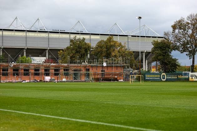 Der 1. FC Magdeburg baut sein Trainingsgelände umfassend um, inklusive eines neuen Funktionsgebäudes für das Nachwuchsleistungszentrum (NLZ) mit einer Grundsteinlegung im August 2025 und der Sanierung mehrere Trainingsplätze. Diese Maßnahmen, die sich auf eine Gesamtinvestition von über 12 Millionen Euro belaufen, sollen die Trainingsbedingungen für Profis und Nachwuchstalente verbessern und beinhalten unter anderem neue Rasenheizungen, moderne Trainingsflächen und eine verbesserte Infrastruktur wie eine neue Beregnungsanlage. - 2. Fußball Bundesliga Saison 2025-2026 Training 1. FC Magdeburg an der Avnet Arena in Magdeburg - Fußball,Mann,Männer,Deutschland,07.10.2025