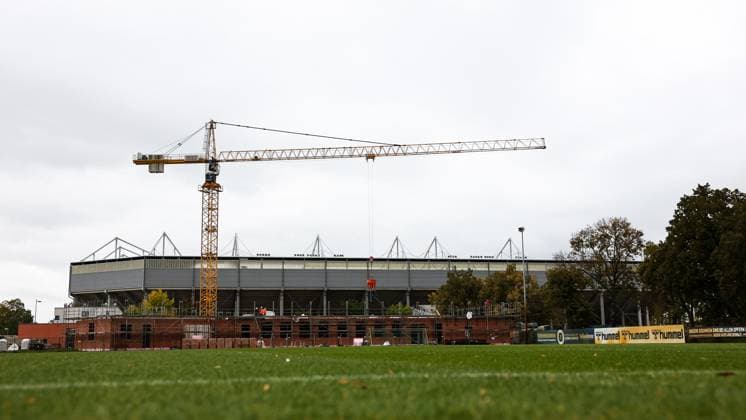 Der 1. FC Magdeburg baut sein Trainingsgelände umfassend um, inklusive eines neuen Funktionsgebäudes für das Nachwuchsleistungszentrum (NLZ) mit einer Grundsteinlegung im August 2025 und der Sanierung mehrere Trainingsplätze. Diese Maßnahmen, die sich auf eine Gesamtinvestition von über 12 Millionen Euro belaufen, sollen die Trainingsbedingungen für Profis und Nachwuchstalente verbessern und beinhalten unter anderem neue Rasenheizungen, moderne Trainingsflächen und eine verbesserte Infrastruktur wie eine neue Beregnungsanlage. - 2. Fußball Bundesliga Saison 2025-2026 Training 1. FC Magdeburg an der Avnet Arena in Magdeburg - Fußball,Mann,Männer,Deutschland,07.10.2025