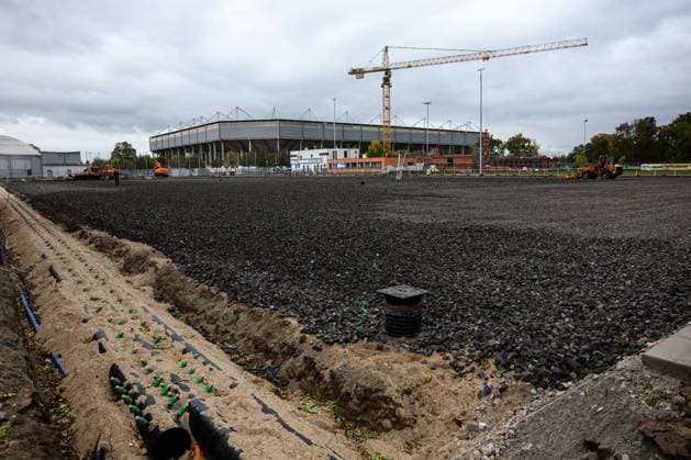 Der 1. FC Magdeburg baut sein Trainingsgelände umfassend um, inklusive eines neuen Funktionsgebäudes für das Nachwuchsleistungszentrum (NLZ) mit einer Grundsteinlegung im August 2025 und der Sanierung mehrere Trainingsplätze. Diese Maßnahmen, die sich auf eine Gesamtinvestition von über 12 Millionen Euro belaufen, sollen die Trainingsbedingungen für Profis und Nachwuchstalente verbessern und beinhalten unter anderem neue Rasenheizungen, moderne Trainingsflächen und eine verbesserte Infrastruktur wie eine neue Beregnungsanlage. - 2. Fußball Bundesliga Saison 2025-2026 Training 1. FC Magdeburg an der Avnet Arena in Magdeburg - Fußball,Mann,Männer,Deutschland,07.10.2025