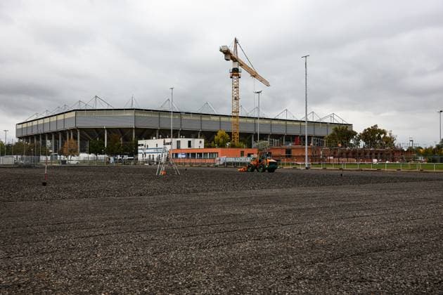 Der 1. FC Magdeburg baut sein Trainingsgelände umfassend um, inklusive eines neuen Funktionsgebäudes für das Nachwuchsleistungszentrum (NLZ) mit einer Grundsteinlegung im August 2025 und der Sanierung mehrere Trainingsplätze. Diese Maßnahmen, die sich auf eine Gesamtinvestition von über 12 Millionen Euro belaufen, sollen die Trainingsbedingungen für Profis und Nachwuchstalente verbessern und beinhalten unter anderem neue Rasenheizungen, moderne Trainingsflächen und eine verbesserte Infrastruktur wie eine neue Beregnungsanlage. - 2. Fußball Bundesliga Saison 2025-2026 Training 1. FC Magdeburg an der Avnet Arena in Magdeburg - Fußball,Mann,Männer,Deutschland,07.10.2025
