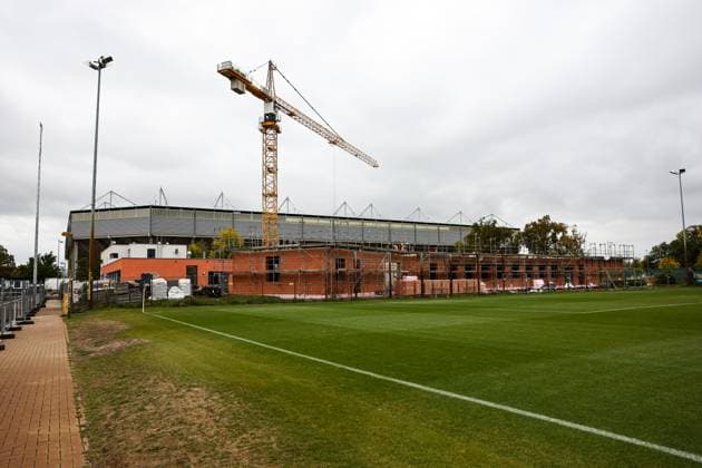Der 1. FC Magdeburg baut sein Trainingsgelände umfassend um, inklusive eines neuen Funktionsgebäudes für das Nachwuchsleistungszentrum (NLZ) mit einer Grundsteinlegung im August 2025 und der Sanierung mehrere Trainingsplätze. Diese Maßnahmen, die sich auf eine Gesamtinvestition von über 12 Millionen Euro belaufen, sollen die Trainingsbedingungen für Profis und Nachwuchstalente verbessern und beinhalten unter anderem neue Rasenheizungen, moderne Trainingsflächen und eine verbesserte Infrastruktur wie eine neue Beregnungsanlage. - 2. Fußball Bundesliga Saison 2025-2026 Training 1. FC Magdeburg an der Avnet Arena in Magdeburg - Fußball,Mann,Männer,Deutschland,07.10.2025