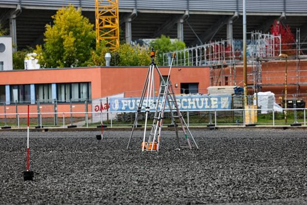 Der 1. FC Magdeburg baut sein Trainingsgelände umfassend um, inklusive eines neuen Funktionsgebäudes für das Nachwuchsleistungszentrum (NLZ) mit einer Grundsteinlegung im August 2025 und der Sanierung mehrere Trainingsplätze. Diese Maßnahmen, die sich auf eine Gesamtinvestition von über 12 Millionen Euro belaufen, sollen die Trainingsbedingungen für Profis und Nachwuchstalente verbessern und beinhalten unter anderem neue Rasenheizungen, moderne Trainingsflächen und eine verbesserte Infrastruktur wie eine neue Beregnungsanlage. - 2. Fußball Bundesliga Saison 2025-2026 Training 1. FC Magdeburg an der Avnet Arena in Magdeburg - Fußball,Mann,Männer,Deutschland,07.10.2025
