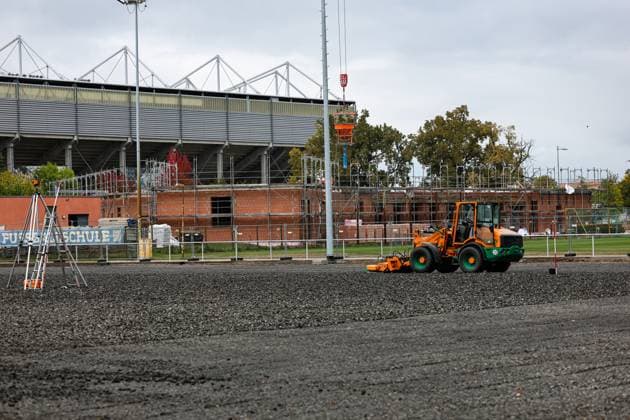 Der 1. FC Magdeburg baut sein Trainingsgelände umfassend um, inklusive eines neuen Funktionsgebäudes für das Nachwuchsleistungszentrum (NLZ) mit einer Grundsteinlegung im August 2025 und der Sanierung mehrere Trainingsplätze. Diese Maßnahmen, die sich auf eine Gesamtinvestition von über 12 Millionen Euro belaufen, sollen die Trainingsbedingungen für Profis und Nachwuchstalente verbessern und beinhalten unter anderem neue Rasenheizungen, moderne Trainingsflächen und eine verbesserte Infrastruktur wie eine neue Beregnungsanlage. - 2. Fußball Bundesliga Saison 2025-2026 Training 1. FC Magdeburg an der Avnet Arena in Magdeburg - Fußball,Mann,Männer,Deutschland,07.10.2025