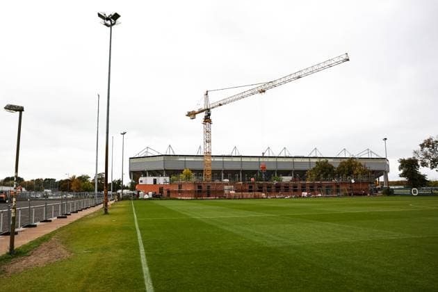 Der 1. FC Magdeburg baut sein Trainingsgelände umfassend um, inklusive eines neuen Funktionsgebäudes für das Nachwuchsleistungszentrum (NLZ) mit einer Grundsteinlegung im August 2025 und der Sanierung mehrere Trainingsplätze. Diese Maßnahmen, die sich auf eine Gesamtinvestition von über 12 Millionen Euro belaufen, sollen die Trainingsbedingungen für Profis und Nachwuchstalente verbessern und beinhalten unter anderem neue Rasenheizungen, moderne Trainingsflächen und eine verbesserte Infrastruktur wie eine neue Beregnungsanlage. - 2. Fußball Bundesliga Saison 2025-2026 Training 1. FC Magdeburg an der Avnet Arena in Magdeburg - Fußball,Mann,Männer,Deutschland,07.10.2025