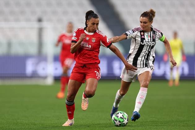 Juventus Fc v SL Benfica- UEFA Womens Champions League 2025 26 League Phase MD1 Catarina Amado of SL Benfica and Cristiana Girelli of Juventus Fc battle for the ball during the UEFA Womens Champions League Phase MD1 match between Juventus Fc and SL Benficaat Allianz Stadium on October 7, 2025 in Turin, Italy . Torino Allianz Stadium Italy Copyright: xMarcoxCanonierox