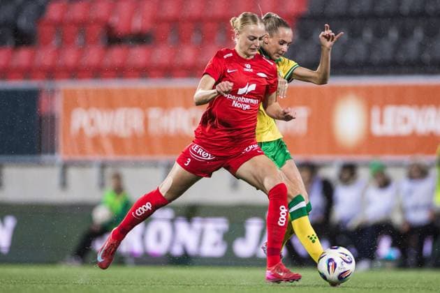 251007 Mia Authen of Brann and Ellen Wangerheim of Hammarby during the UEFA Women s Europa Cup football match between Hammarby and Brann on October 7, 2025 in Stockholm. Photo: Kenta Jönsson BILDBYRAN COP 210 KJ0277 fotboll football soccer fotball uefa womens europa cup hammarby brann women dam bbeng Copyright: KENTAxJÖNSSON BB251007KJ023