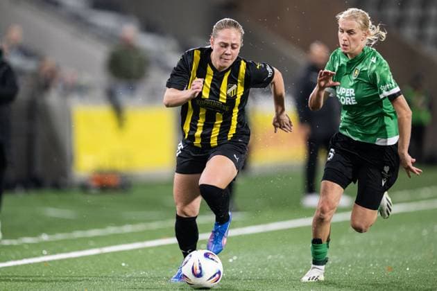 251007 Alice Bergström of Häcken and Nicola BrzÄ™czek of Katowice during the Uefa Women™s Europa Cup football match between Häcken and Katowice on October 7, 2025 in Gothenburg. Photo: Daniel Stiller BILDBYRAN kod DS DS0515 fotboll football soccer fotball europa cup häcken katowice uefa womenÂ s europa cup dam bbeng Copyright: DANIELxSTILLER BB251007DS015