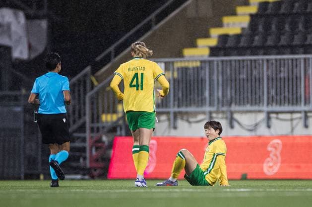 251007 Asato Miyagawa of Hammarby in pain during the UEFA Women s Europa Cup football match between Hammarby and Brann on October 7, 2025 in Stockholm. Photo: Kenta Jönsson BILDBYRAN COP 210 KJ0277 fotboll football soccer fotball uefa womens europa cup hammarby brann women dam bbeng skada Copyright: KENTAxJÖNSSON BB251007KJ024