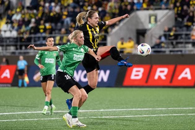 251007 Nicola Brzeczek of Katowice and Alice Bergström of Häcken during the Uefa Women s Europa Cup football match between Häcken and Katowice on October 7, 2025 in Gothenburg. Photo: Daniel Stiller BILDBYRAN kod DS DS0515 fotboll football soccer fotball europa cup häcken katowice uefa womenÂ s europa cup dam bbeng Copyright: DANIELxSTILLER BB251007DS024