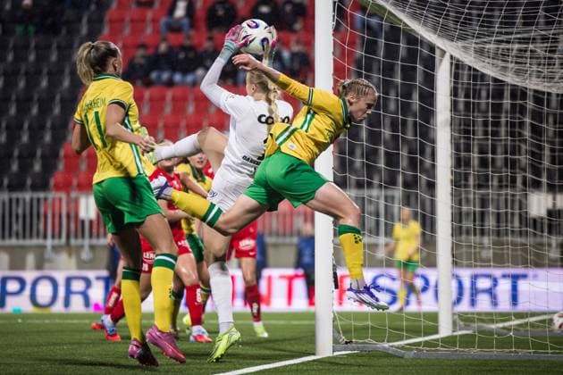 251007 Goalkeeper Selma Panengstuen of Brann and Julie Blakstad of Hammarby during the UEFA Women s Europa Cup football match between Hammarby and Brann on October 7, 2025 in Stockholm. Photo: Kenta Jönsson BILDBYRAN COP 210 KJ0277 fotboll football soccer fotball uefa womens europa cup hammarby brann women dam bbeng Copyright: KENTAxJÖNSSON BB251007KJ032