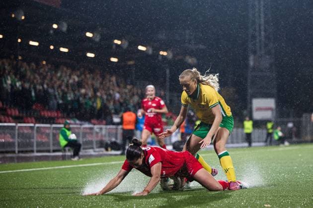 251007 Brenna Lovera of Brann and Smilla Holmberg of Hammarby during the UEFA Women s Europa Cup football match between Hammarby and Brann on October 7, 2025 in Stockholm. Photo: Kenta Jönsson BILDBYRAN COP 210 KJ0277 fotboll football soccer fotball uefa womens europa cup hammarby brann women dam bbeng Copyright: KENTAxJÖNSSON BB251007KJ041