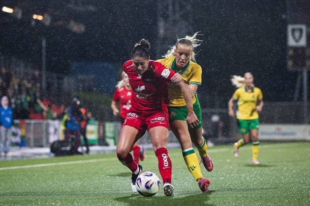 251007 Brenna Lovera of Brann and Smilla Holmberg of Hammarby during the UEFA Women s Europa Cup football match between Hammarby and Brann on October 7, 2025 in Stockholm. Photo: Kenta Jönsson BILDBYRAN COP 210 KJ0277 fotboll football soccer fotball uefa womens europa cup hammarby brann women dam bbeng Copyright: KENTAxJÖNSSON BB251007KJ042