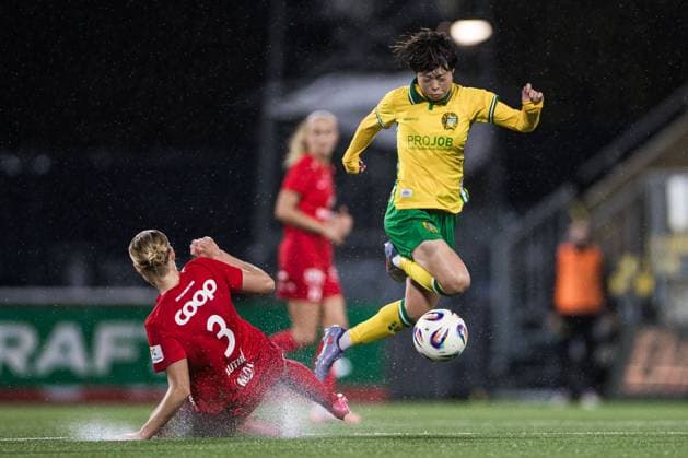 251007 Mia Authen of Brann and Asato Miyagawa of Hammarby during the UEFA Women s Europa Cup football match between Hammarby and Brann on October 7, 2025 in Stockholm. Photo: Kenta Jönsson BILDBYRAN COP 210 KJ0277 fotboll football soccer fotball uefa womens europa cup hammarby brann women dam bbeng Copyright: KENTAxJÖNSSON BB251007KJ043