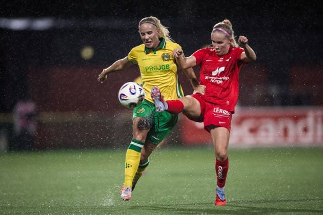 251007 Stina Lennartsson of Hammarby and Nea Lehtola of Brann during the UEFA Women s Europa Cup football match between Hammarby and Brann on October 7, 2025 in Stockholm. Photo: Kenta Jönsson BILDBYRAN COP 210 KJ0277 fotboll football soccer fotball uefa womens europa cup hammarby brann women dam bbeng Copyright: KENTAxJÖNSSON BB251007KJ044