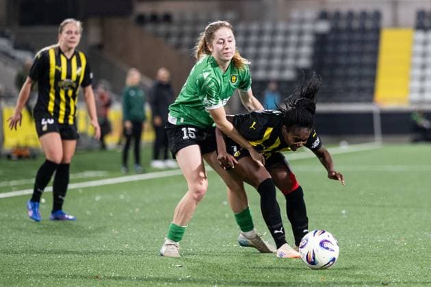 251007 Jagoda Cyraniak of Katowice and Monica Jusu Bah of Häcken during the Uefa Women s Europa Cup football match between Häcken and Katowice on October 7, 2025 in Gothenburg. Photo: Daniel Stiller BILDBYRAN kod DS DS0515 fotboll football soccer fotball europa cup häcken katowice uefa womenÂ s europa cup dam bbeng Copyright: DANIELxSTILLER BB251007DS030