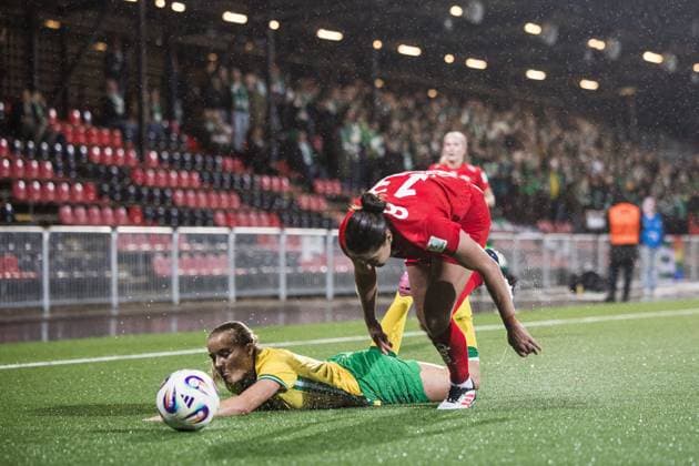 251007 Smilla Holmberg of Hammarby and Brenna Lovera of Brann during the UEFA Women s Europa Cup football match between Hammarby and Brann on October 7, 2025 in Stockholm. Photo: Kenta Jönsson BILDBYRAN COP 210 KJ0277 fotboll football soccer fotball uefa womens europa cup hammarby brann women dam bbeng Copyright: KENTAxJÖNSSON BB251007KJ049