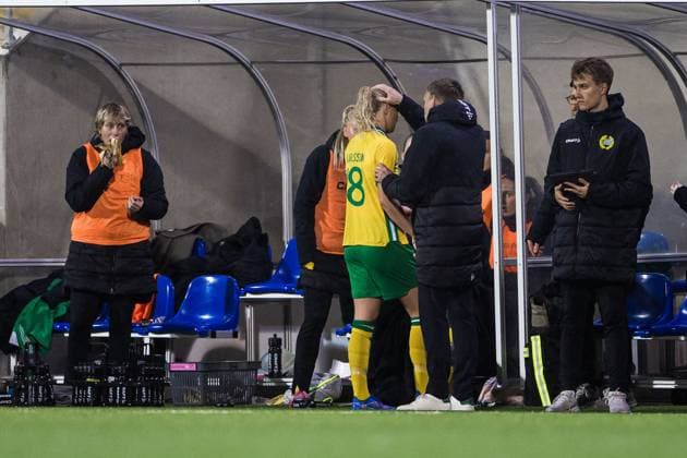 251007 Alice Carlsson of Hammarby leaves the pitch injured during the UEFA Women s Europa Cup football match between Hammarby and Brann on October 7, 2025 in Stockholm. Photo: Kenta Jönsson BILDBYRAN COP 210 KJ0277 fotboll football soccer fotball uefa womens europa cup hammarby brann women dam bbeng skada Copyright: KENTAxJÖNSSON BB251007KJ054