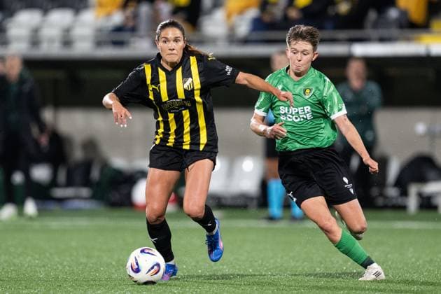 251007 Mary Caroline Wickenheiser of Häcken and Klaudia Maciazka of Katowice during the Uefa Women s Europa Cup football match between Häcken and Katowice on October 7, 2025 in Gothenburg. Photo: Daniel Stiller BILDBYRAN kod DS DS0515 fotboll football soccer fotball europa cup häcken katowice uefa womenÂ s europa cup dam bbeng Copyright: DANIELxSTILLER BB251007DS035