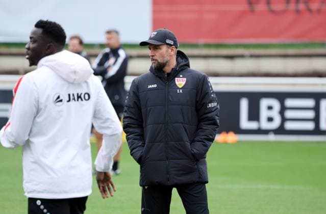 07.10.25 VfB Stuttgart Training Deutschland, Stuttgart, 07.10.2025, Fussball, Bundesliga, VfB Stuttgart Training: v.l. Silas Katompa Mvumpa, Sebastian Hoeneß (Trainer).