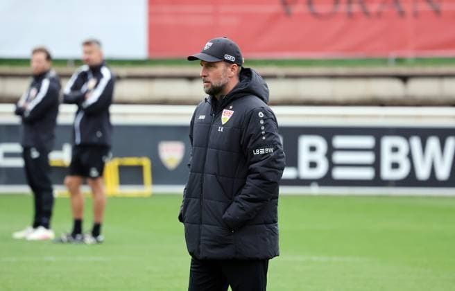 07.10.25 VfB Stuttgart Training Deutschland, Stuttgart, 07.10.2025, Fussball, Bundesliga, VfB Stuttgart Training: Sebastian Hoeneß (Trainer).