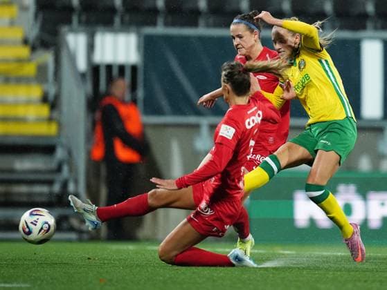 STOCKHOLM, SWEDEN 20251007 Hammarby s Ellen Wangerheim and Brann s Signe Gaupset during Tuesday s second qualifying round for the European Cup, match 1 in the best of 2, between Hammarby IF and SK Brann at Grimsta IP. STOCKHOLM SWEDEN x11288x
