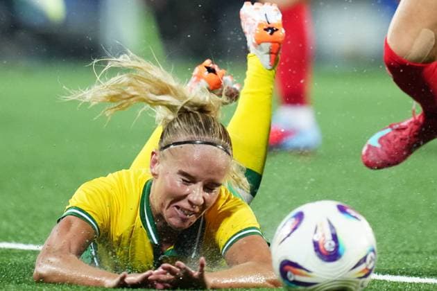 STOCKHOLM, SVERIGE 20251007 Hammarbys Stina Lennartsson faller i straffomradet under tisdagens andra kvalomgang till Europa cup, match 1 i bäst av 2, mellan Hammarby IF och SK Brann pa Grimsta IP. STOCKHOLM SVERIGE x11288x