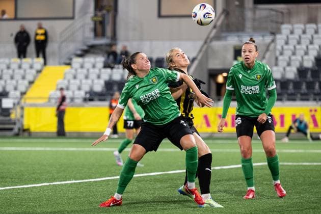 251007 Patrycja Michalczyk and Marcjanna Zawadzka of Katowice against Paulina Nyström of Häcken during the Uefa Women s Europa Cup football match between Häcken and Katowice on October 7, 2025 in Gothenburg. Photo: Daniel Stiller BILDBYRAN kod DS DS0515 fotboll football soccer fotball europa cup häcken katowice uefa womenÂ s europa cup dam bbeng Copyright: DANIELxSTILLER BB251007DS039