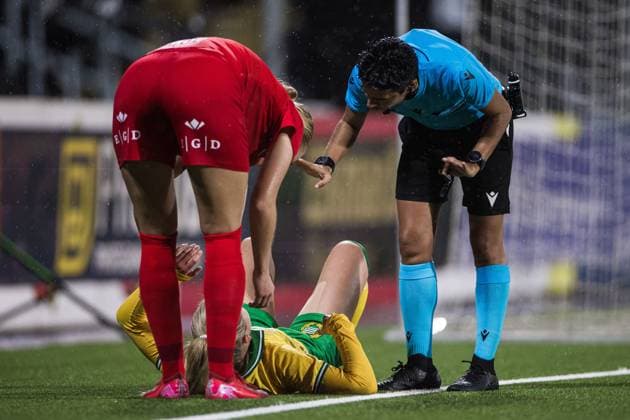 251007 Anna Josendal of Hammarby in pain during the UEFA Women s Europa Cup football match between Hammarby and Brann on October 7, 2025 in Stockholm. Photo: Kenta Jönsson BILDBYRAN COP 210 KJ0277 fotboll football soccer fotball uefa womens europa cup hammarby brann women dam bbeng skada Copyright: KENTAxJÖNSSON BB251007KJ076