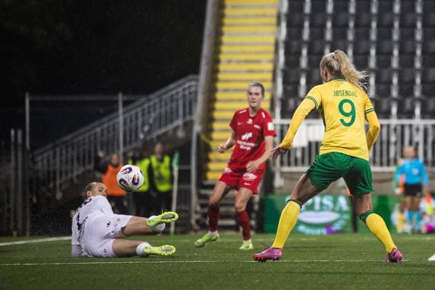 251007 Goalkeeper Selma Panengstuen of Brann and Anna Josendal of Hammarby during the UEFA Women s Europa Cup football match between Hammarby and Brann on October 7, 2025 in Stockholm. Photo: Kenta Jönsson BILDBYRAN COP 210 KJ0277 fotboll football soccer fotball uefa womens europa cup hammarby brann women dam bbeng Copyright: KENTAxJÖNSSON BB251007KJ079