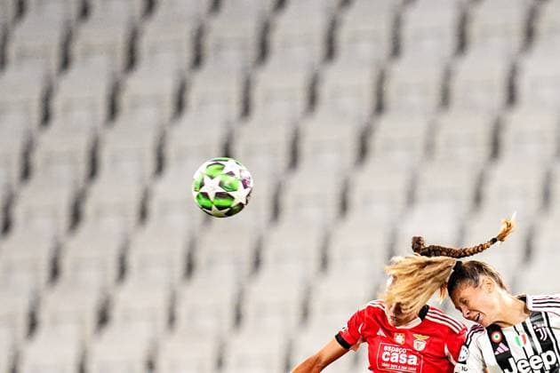 Benfica s Diana Gomes jumps for the ball with Juventus Michela Cambiaghi during the UEFA Women s Champions League soccer match between Juventus FC W and S.L. Benfica at the Allianz Stadium in Turin, north west Italy - Tuesday, October 07, 2025. - Soccer .  Copyright: xMarcoxAlpozzi LaPressex