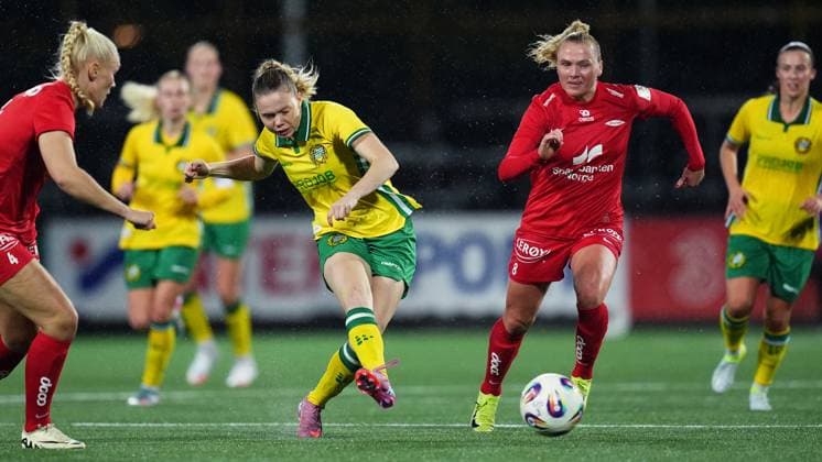 STOCKHOLM, SVERIGE 20251007 Hammarbys Bea Sprung och Branns Karoline Haugland under tisdagens andra kvalomgang till Europa cup, match 1 i bäst av 2, mellan Hammarby IF och SK Brann pa Grimsta IP. STOCKHOLM SVERIGE x11288x