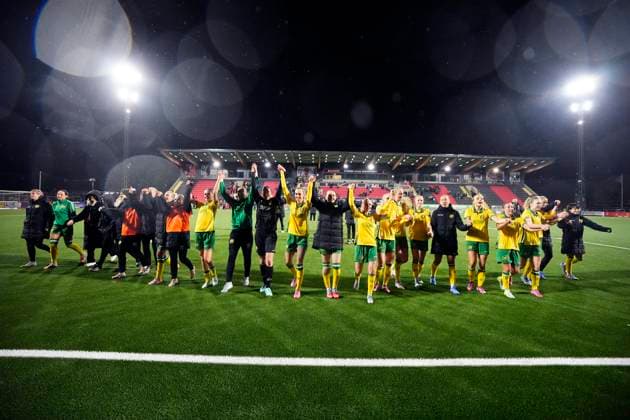 STOCKHOLM, SVERIGE 20251007 Hammarbyspelare jublar med fansen efter segern i tisdagens andra kvalomgang till Europa cup, match 1 i bäst av 2, mellan Hammarby IF och SK Brann pa Grimsta IP. STOCKHOLM SVERIGE x11288x