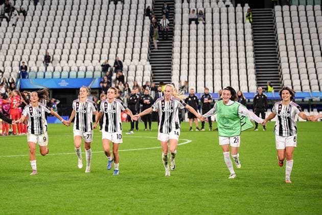 Juventus players celebrate at the end of the match during the UEFA Women s Champions League soccer match between Juventus FC W and S.L. Benfica at the Allianz Stadium in Turin, north west Italy - Tuesday, October 07, 2025. - Soccer .  Copyright: xMarcoxAlpozzi LaPressex