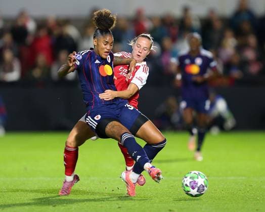Borehamwood, England, October 07 2025: Tarciane dos Santos de Lima (33 OL Lyonnes) and Beth Mead (9 Arsenal) challenge for the ball during the UEFA Womens Champions League game between Arsenal and OL Lyonnes at Mangata Developments Stadium Meadow Park in Borehamwood, England. (Photo by Jay Patel Sports Press Photo SPP) Copyright: xJayxPatel SportsxPressxPhoto SPPx Sportspressphoto_SPR39803