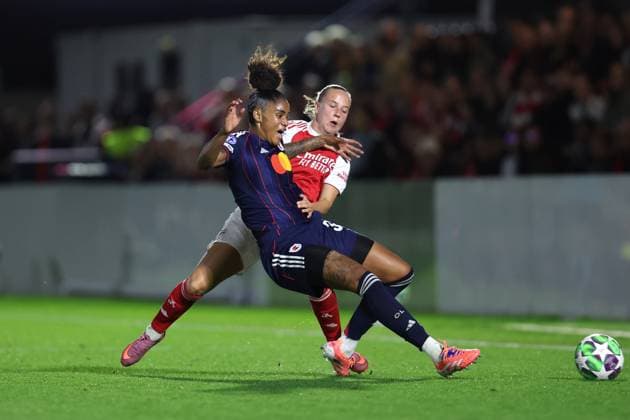 Arsenal v OL Lyonnes Women 07 October 2025, Boreham Wood - UEFA Women™s Champions League - Arsenal v OL Lyonnes Women - Beth Mead of Arsenal fouls Tarciane of OL Lyonnes - Photo: Charlotte Wilson Offside. Boreham Wood UK Copyright: xCharlottexWilsonx xOffsidexOffside