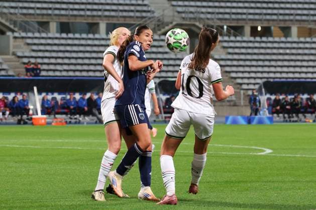 FOOTBALL FEMININ : Paris FC Vs Leuven - Ligue des Champions - 07 10 2025 Clara Mateo (Paris FC) Vs Linde Veefkind (OH Leuven) - Aurelie Reynders (OH Leuven) ParisFrance  Copyright: xMichtofx
