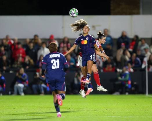 Borehamwood, England, October 07 2025: Selma Bacha (4 OL Lyonnes) out jumps Emily Fox (2 Arsenal) to win a header during the UEFA Womens Champions League game between Arsenal and OL Lyonnes at Mangata Developments Stadium Meadow Park in Borehamwood, England. (Photo by Jay Patel Sports Press Photo SPP) Copyright: xJayxPatel SportsxPressxPhoto SPPx Sportspressphoto_SPR39808