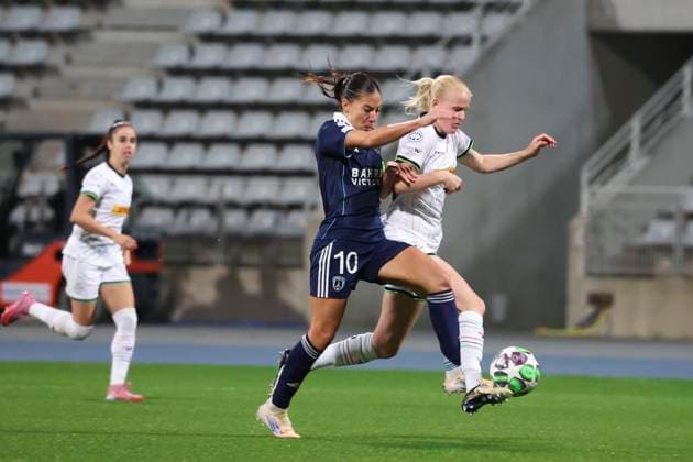 FOOTBALL FEMININ : Paris FC Vs Leuven - Ligue des Champions - 07 10 2025 Clara Mateo (Paris FC) Vs Linde Veefkind (OH Leuven) ParisFrance  Copyright: xMichtofx