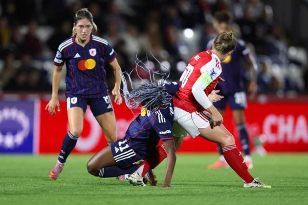 Arsenal v OL Lyonnes Women 07 October 2025, Boreham Wood - UEFA Women™s Champions League - Arsenal v OL Lyonnes Women - Kadidiatou Diani of OL Lyonnes goes down under pressure from Kim Little of Arsenal - Photo: Charlotte Wilson Offside. Boreham Wood UK Copyright: xCharlottexWilsonx xOffsidexOffside
