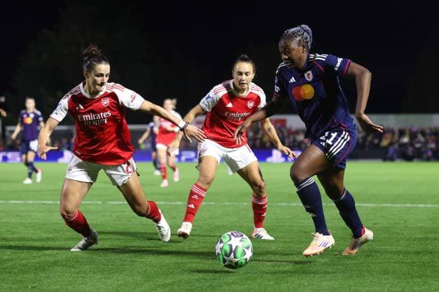Arsenal v OL Lyonnes Women 07 October 2025, Boreham Wood - UEFA Women™s Champions League - Arsenal v OL Lyonnes Women - Kadidiatou Diani of OL Lyonnes runs into the box, watched closely by Emily Fox of Arsenal - Photo: Charlotte Wilson Offside. Boreham Wood UK Copyright: xCharlottexWilsonx xOffsidexOffside