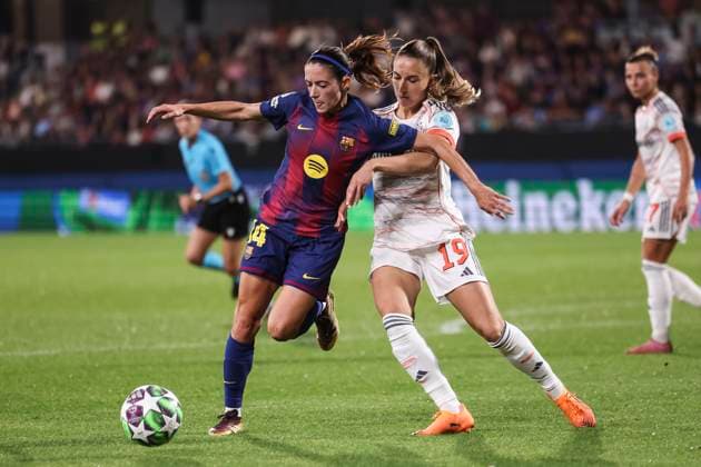 October 7, 2025, Sant Joan Despi, Barcelona, Spain: AITANA BONMATI CONCA of FC Barcelona, Barca and KATHARINA NASCHENWENG of FC Bayern Munchen compete for the ball during the UEFA Women s Champions League 2025 26 League Phase MD1, football match played between FC Barcelona and FC Bayern Munchen at Johan Cruyff Stadium. Barcelona won 7:1. Sant Joan Despi Spain - ZUMAa181 20251007_zaa_a181_105 Copyright: xJavierxBorregox