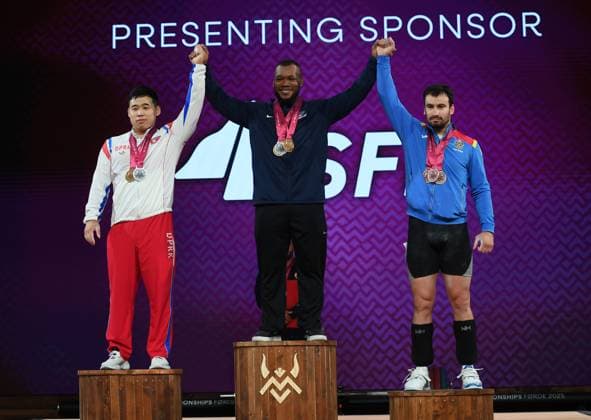 Sport Bilder des Tages (251008) -- FORDE, Oct. 8, 2025 -- Total gold medalist Yeison Lopez Lopez (C) of Columbia, total silver medalist Ro Kwang Ryol (L) of the Democratic People s Republic of Korea (DPRK) and total bronze medalist Marin Robu of Moldova react during the awarding ceremony for the men s 88kg competition at the 2025 IWF World Championships in Forde, Norway, Oct. 7, 2025. ) (SP)NORWAY-FORDE-WEIGHTLIFTING-WORLD CHAMPIONSHIPS-MEN S 88KG HexCanling 