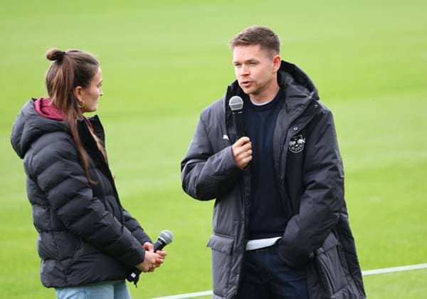 RB Leipzig - Training Bundesliga Leipzig, 07.10.2025, RB Leipzig Trainingszentrum,Fußball Bundesliga , RB Leipzig - Training. , Im Bild: RB Stadionmoderatorin Clara Mohr (Red Bull Projects Managerin) und Dominik Kaiser (Ex-RB Spieler) ,